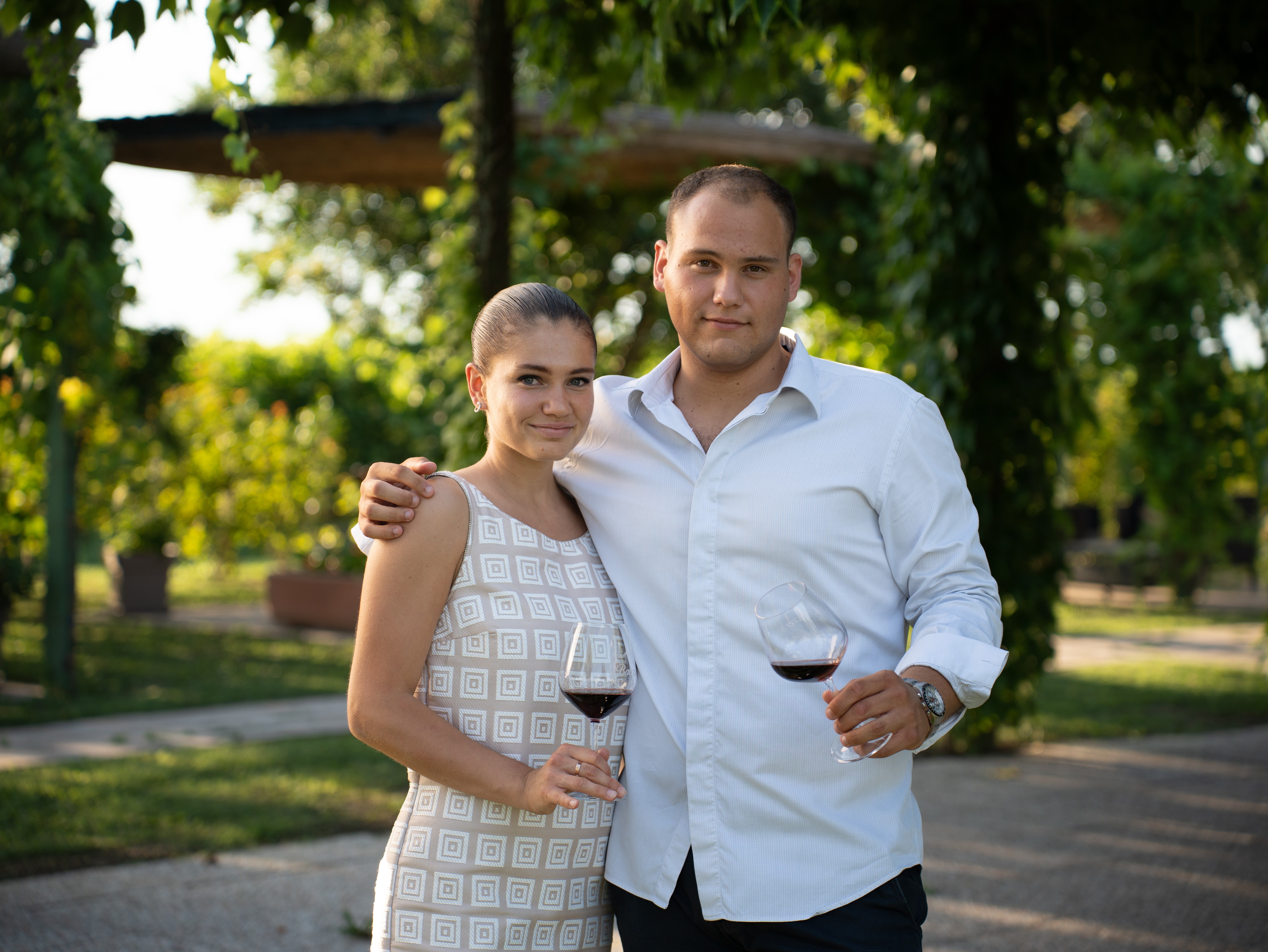 Famiglia con calici di vino all'aperto